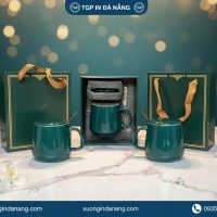 Hai cốc sứ in logo đặt trong hộp quà xanh lá