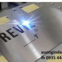 Khắc laser logo lên thân bình giữ nhiệt kim loại tại Đà Nẵng